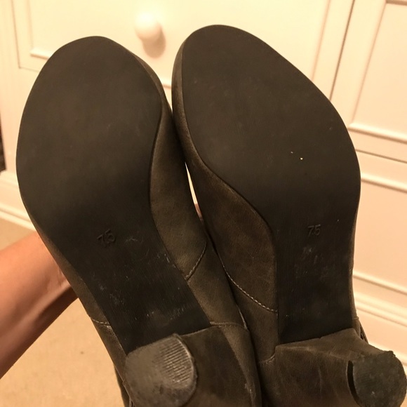 Mid-calf gray boots - Picture 3 of 3